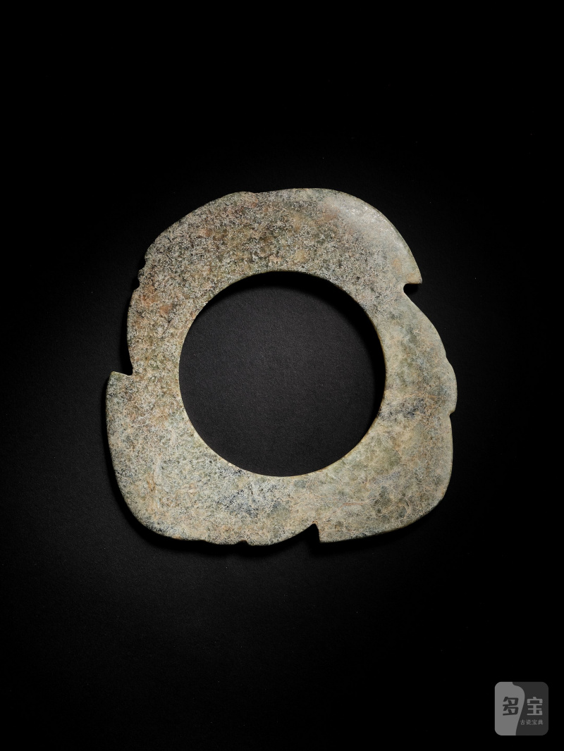 新石器時代　玉璇璣 | AN ARCHAIC GREENISH-GREY JADE NOTCHED DISC, XUANJI - 图4
